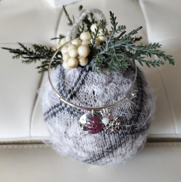 Avon Precious Charms Christmas Time Winter Themed Snowflake Bangle Bracelet - Picture 2 of 16